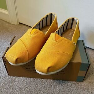 NEW IN BOX Toms Classics Gold Fusion Women’s Flats (size 9)